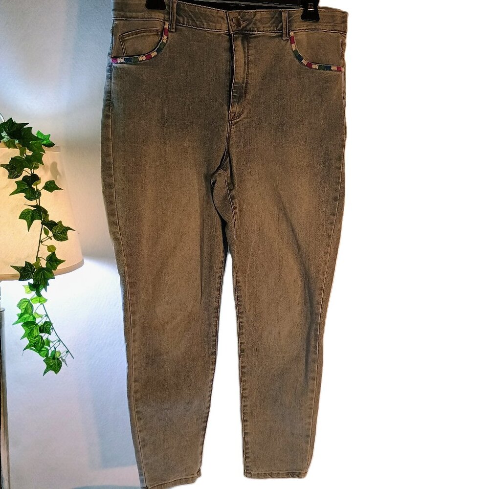 EUC: Knox Rose Sze 17 Light Wash Embroidered Pockets Jeans